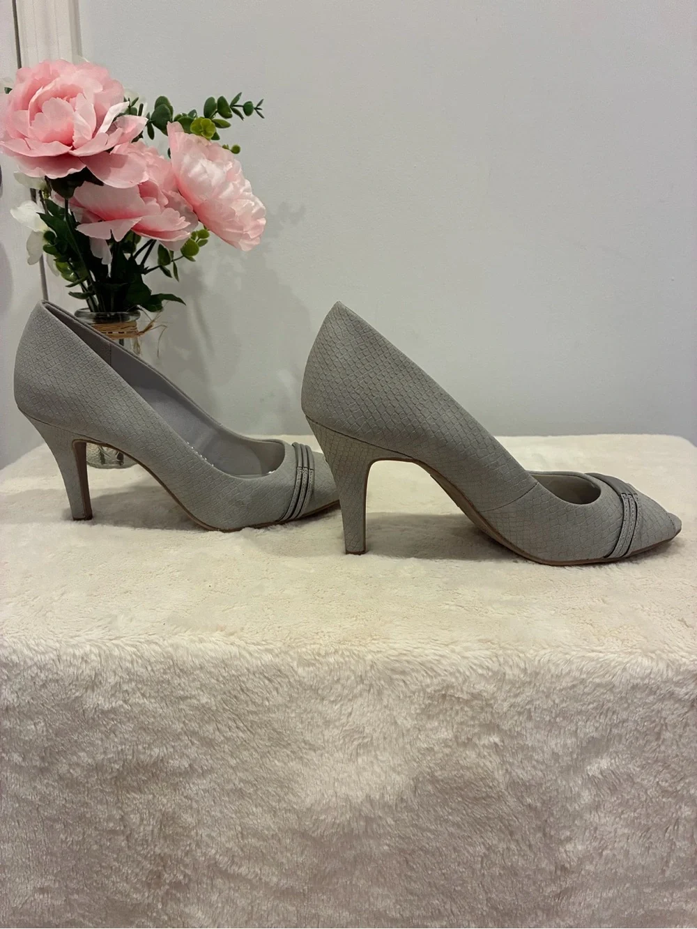 dexflex comfort Light Gray Peep-Toe Heels with Silver Accent